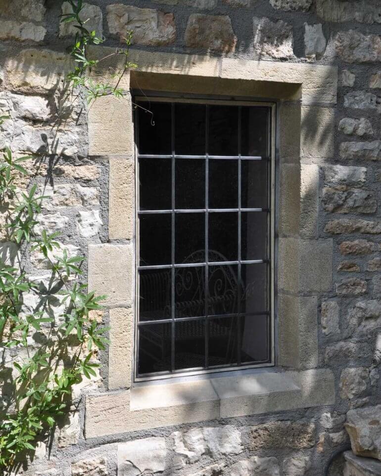 Mullion Windows Stone Mullion Windows Redwood Stone   Single Light Quoined Mullion Window 770x963 