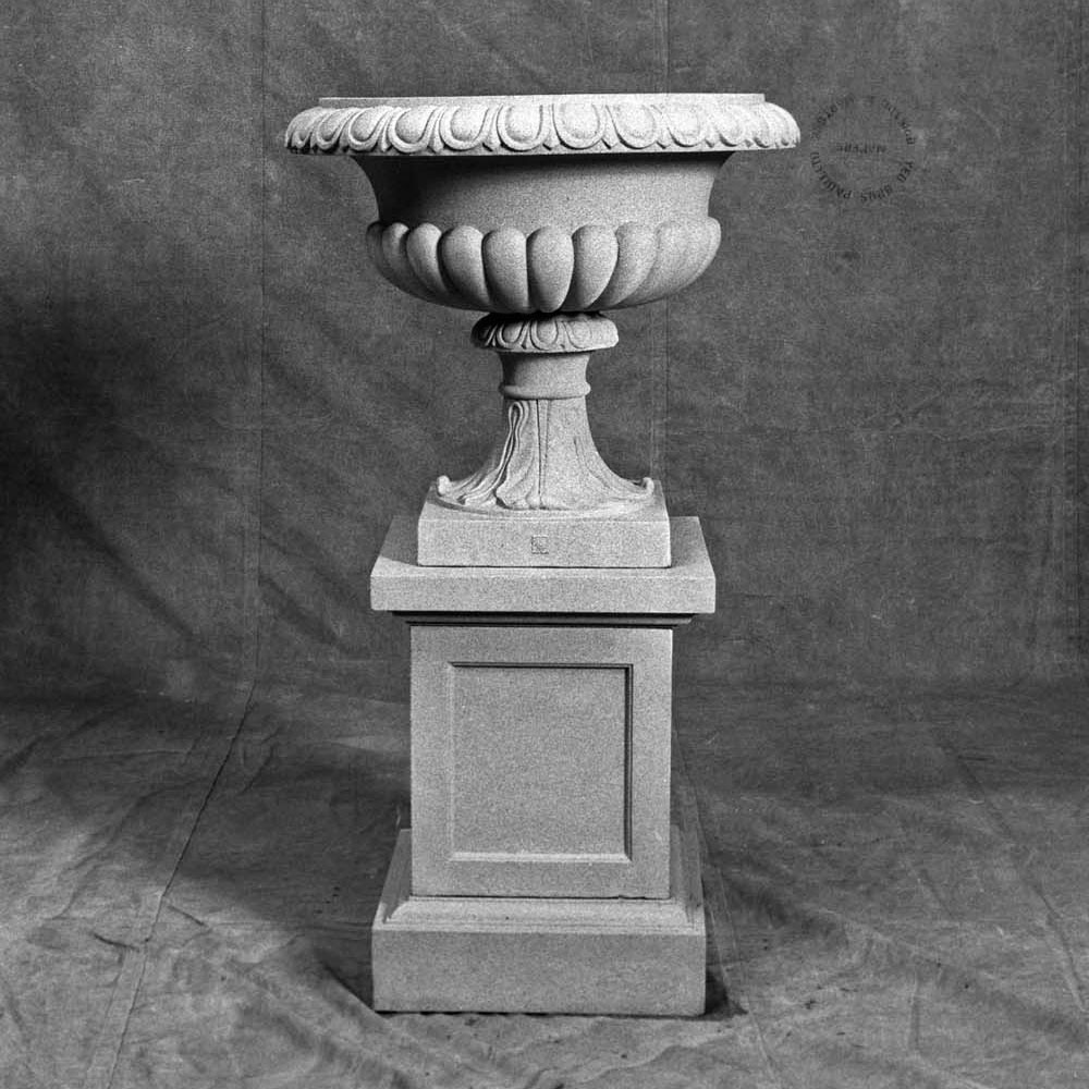 Winchester Vase & Small Elizabethan Plinth