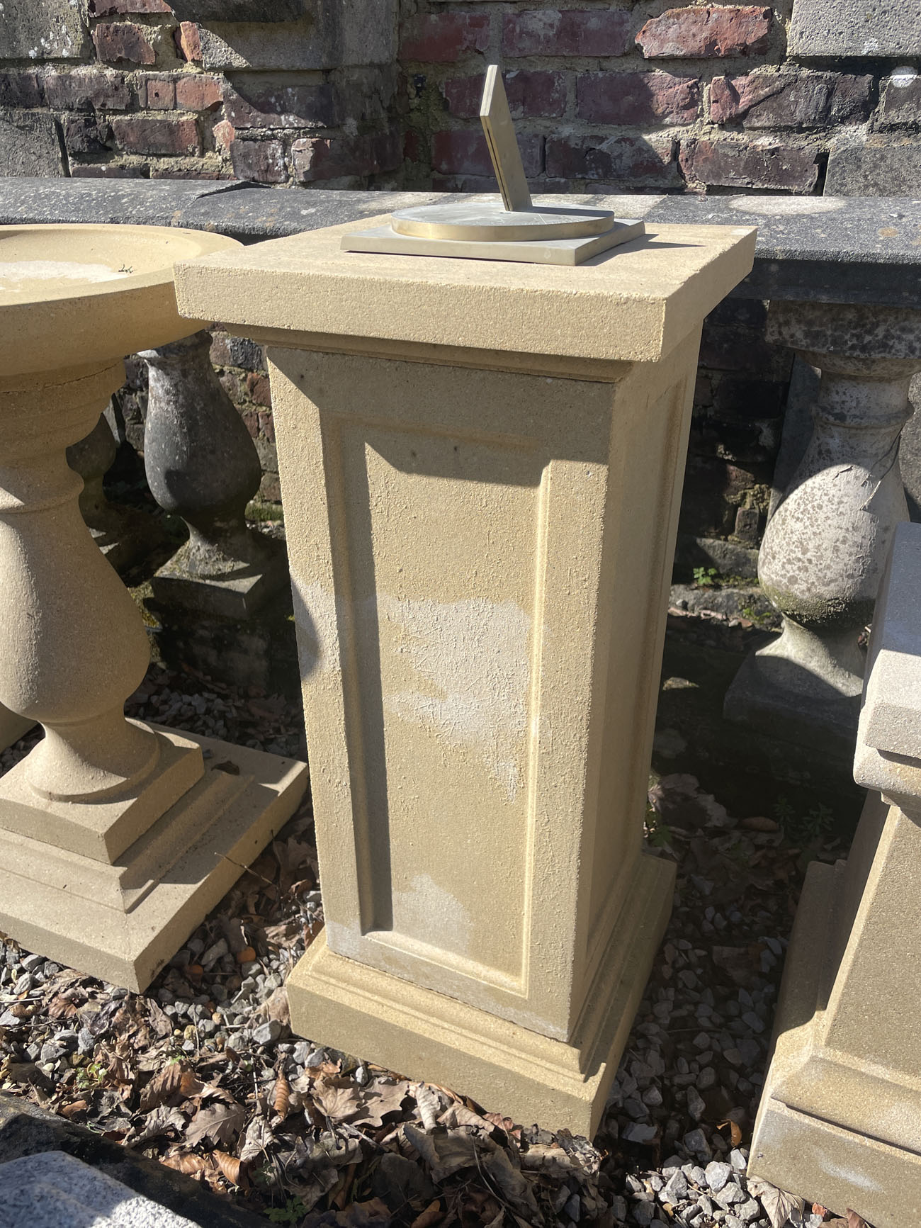 RP06 Tudor Plinth with spot on sundial 17cm